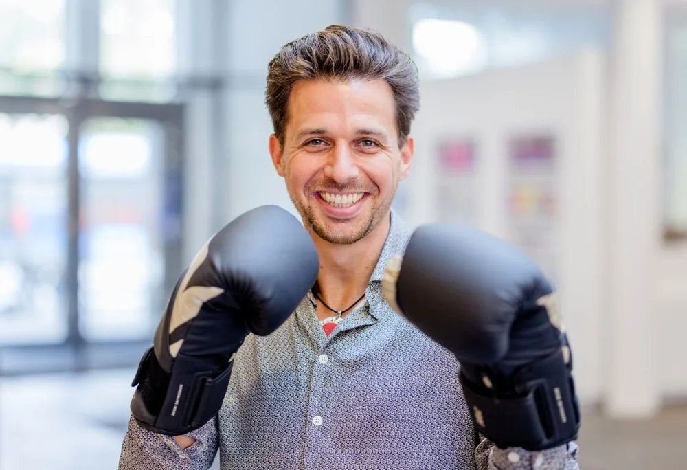 Eric Insel mit Boxhandschuhen, KI-Sparringspartner