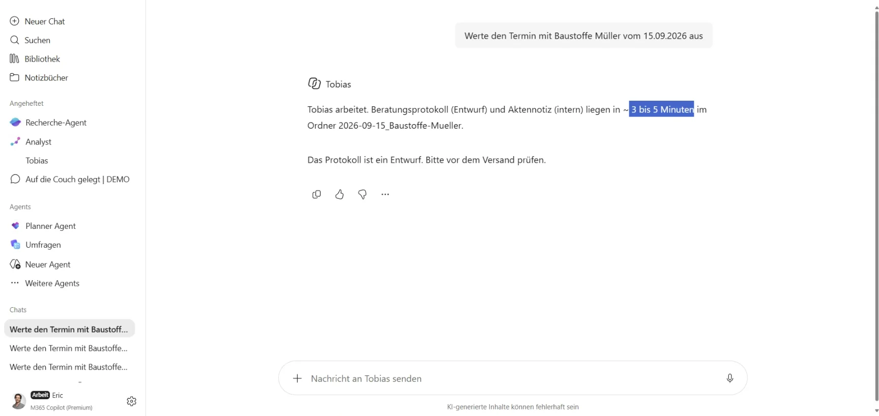 Bildschirmfoto aus dem Webinar: In Microsoft 365 Copilot bekommt der Agent Tobias den Auftrag „Werte den Termin mit Baustoffe Müller vom 15.09.2026 aus“. Tobias meldet, dass Beratungsprotokoll (Entwurf) und Aktennotiz (intern) in drei bis fünf Minuten im Ordner des Termins liegen.